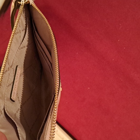 🥰Michael Kors Soft Pebbled Pink Wristlet 💗 Excellent Condition - Picture 4 of 4
